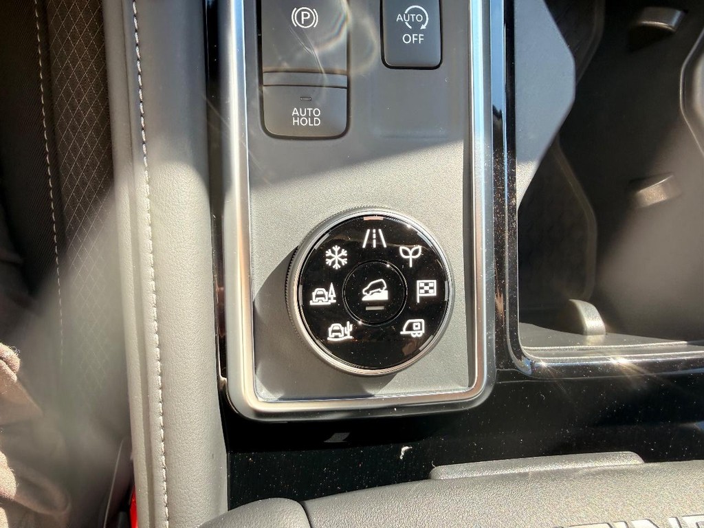 Nissan Pathfinder Vehicle Full-screen Gallery Image 04