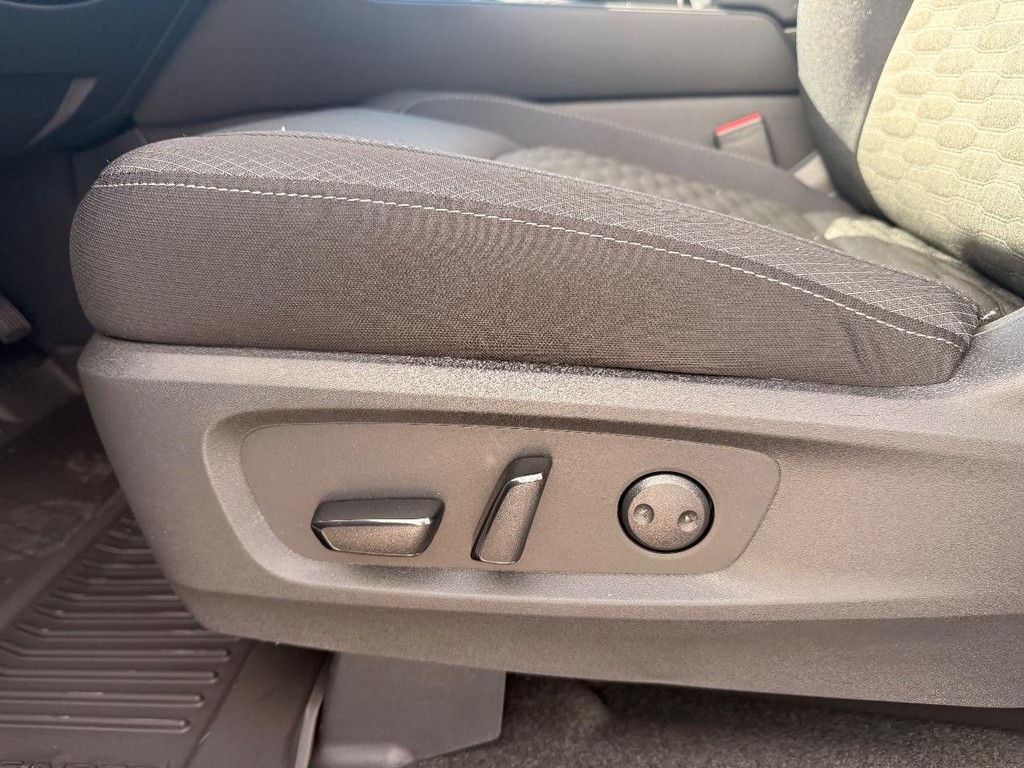 Nissan Pathfinder Vehicle Full-screen Gallery Image 05