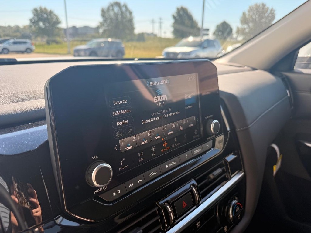 Nissan Pathfinder Vehicle Full-screen Gallery Image 13