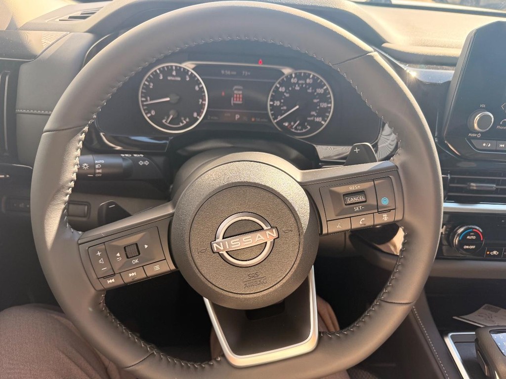 Nissan Pathfinder Vehicle Full-screen Gallery Image 15