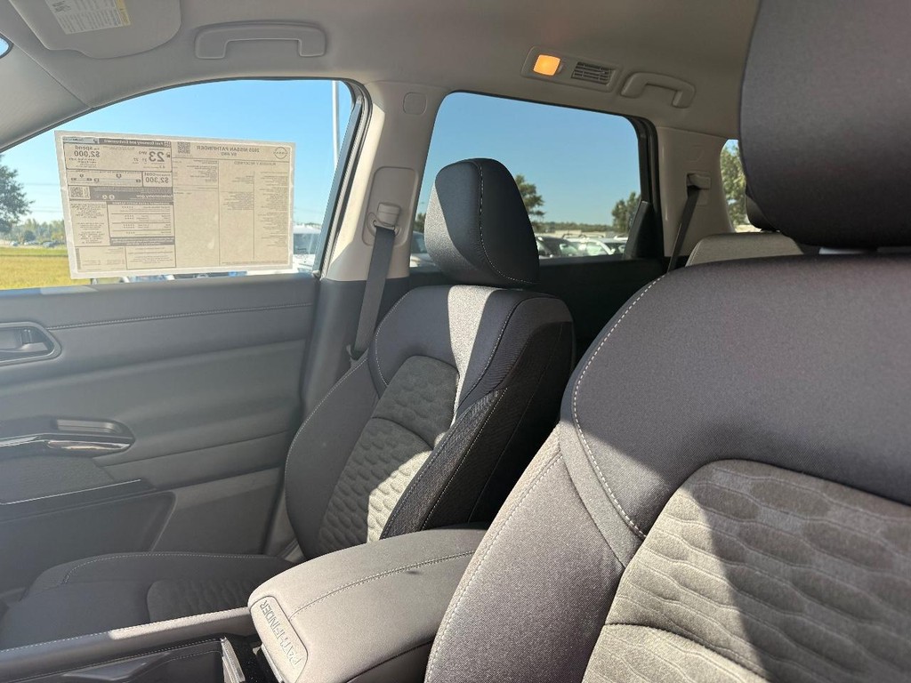 Nissan Pathfinder Vehicle Full-screen Gallery Image 16