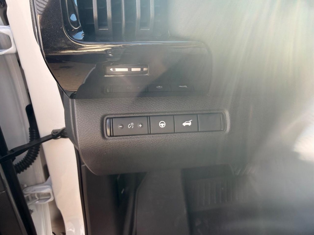 Nissan Pathfinder Vehicle Full-screen Gallery Image 17