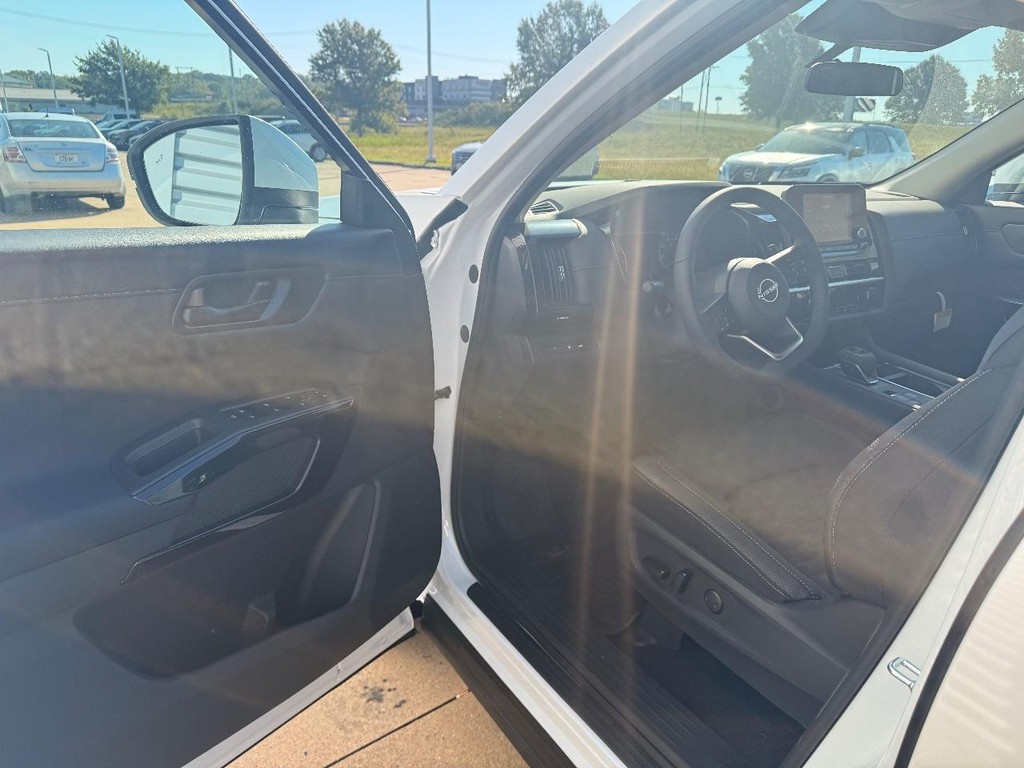 Nissan Pathfinder Vehicle Full-screen Gallery Image 18