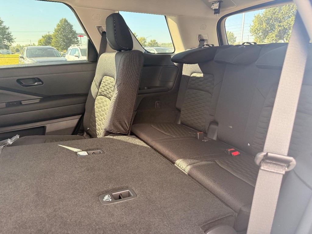 Nissan Pathfinder Vehicle Full-screen Gallery Image 20