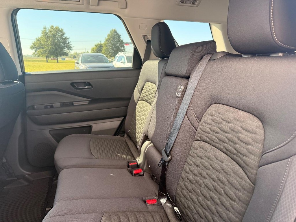 Nissan Pathfinder Vehicle Full-screen Gallery Image 21