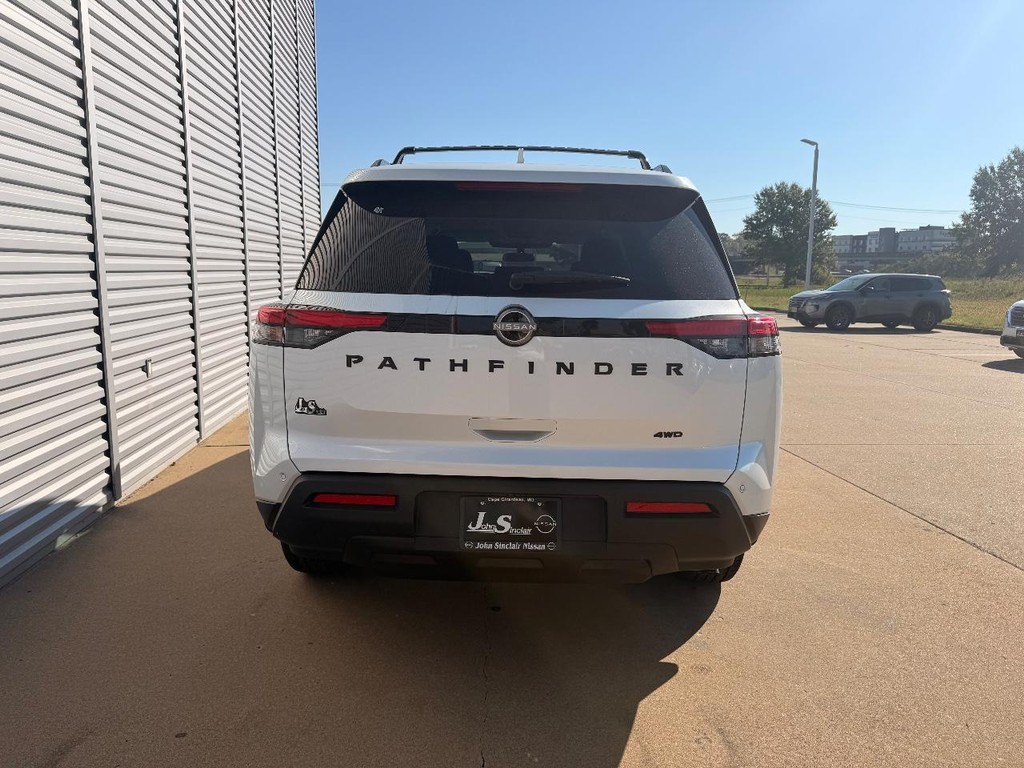 Nissan Pathfinder Vehicle Full-screen Gallery Image 26