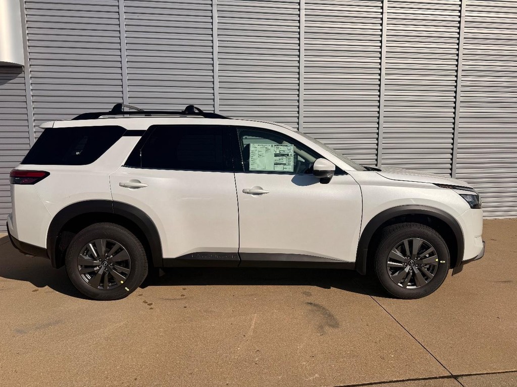 Nissan Pathfinder Vehicle Full-screen Gallery Image 30