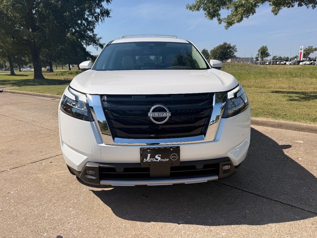 Nissan Pathfinder Vehicle Full-screen Gallery Image 02