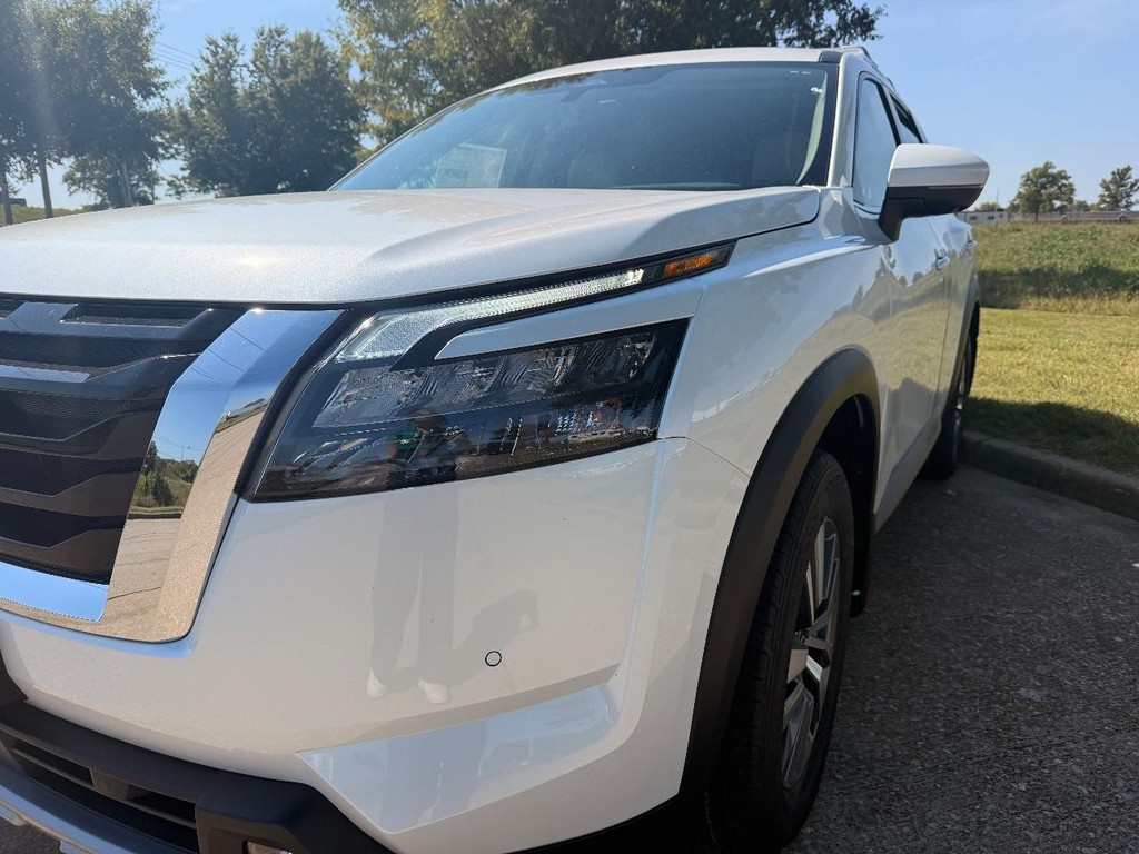 Nissan Pathfinder Vehicle Full-screen Gallery Image 03