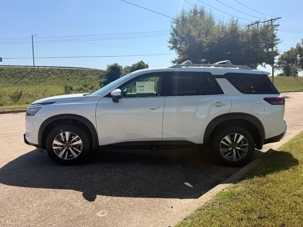 Nissan Pathfinder Vehicle Full-screen Gallery Image 05