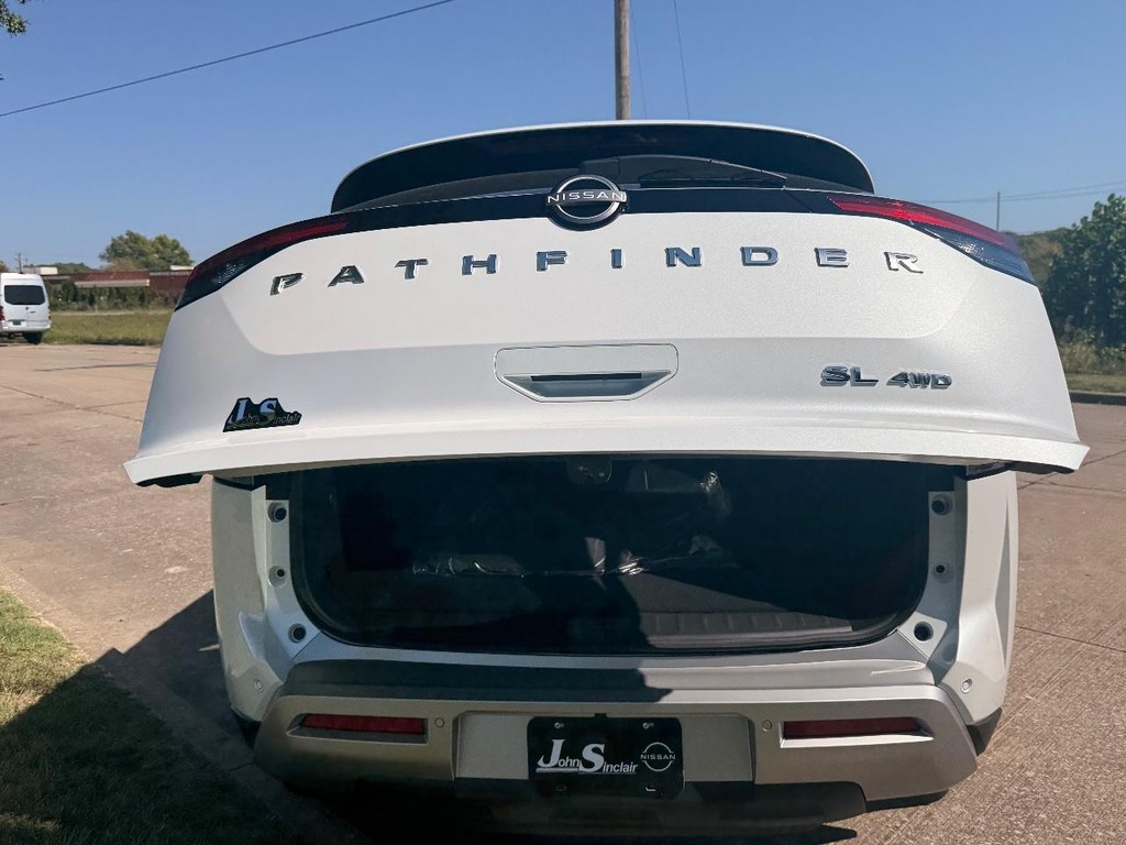 Nissan Pathfinder Vehicle Full-screen Gallery Image 06