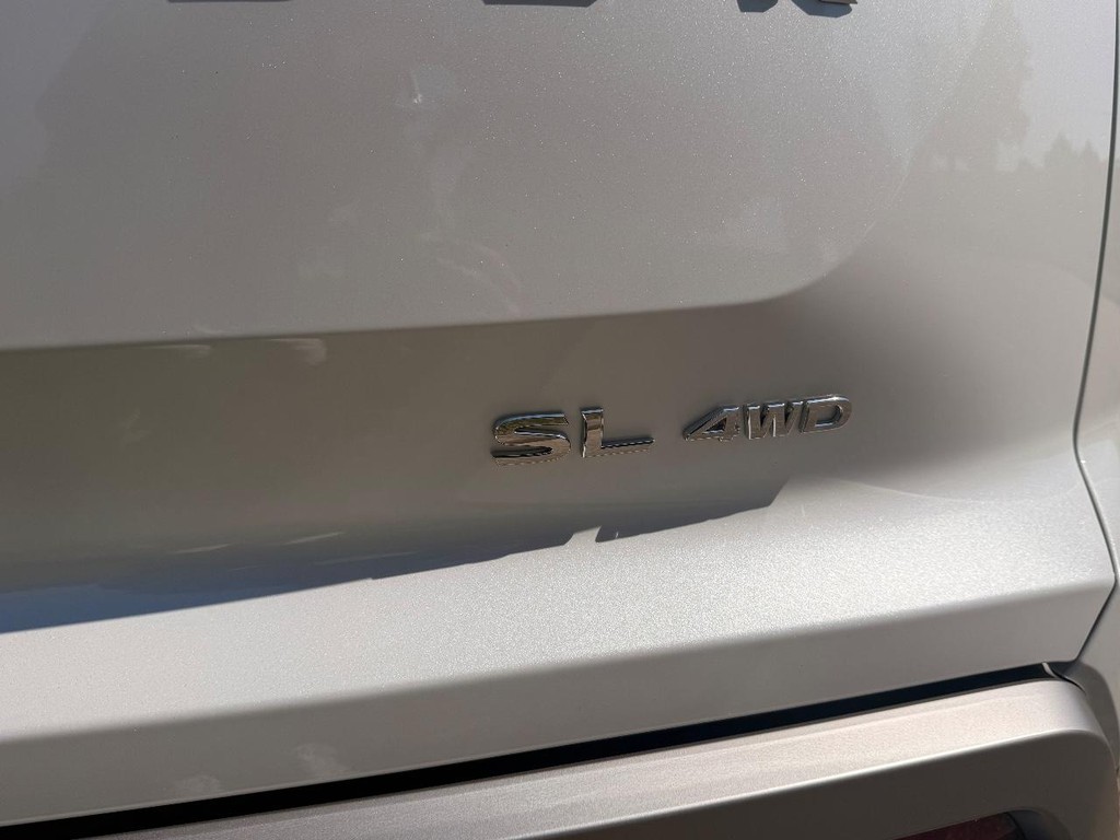 Nissan Pathfinder Vehicle Full-screen Gallery Image 07