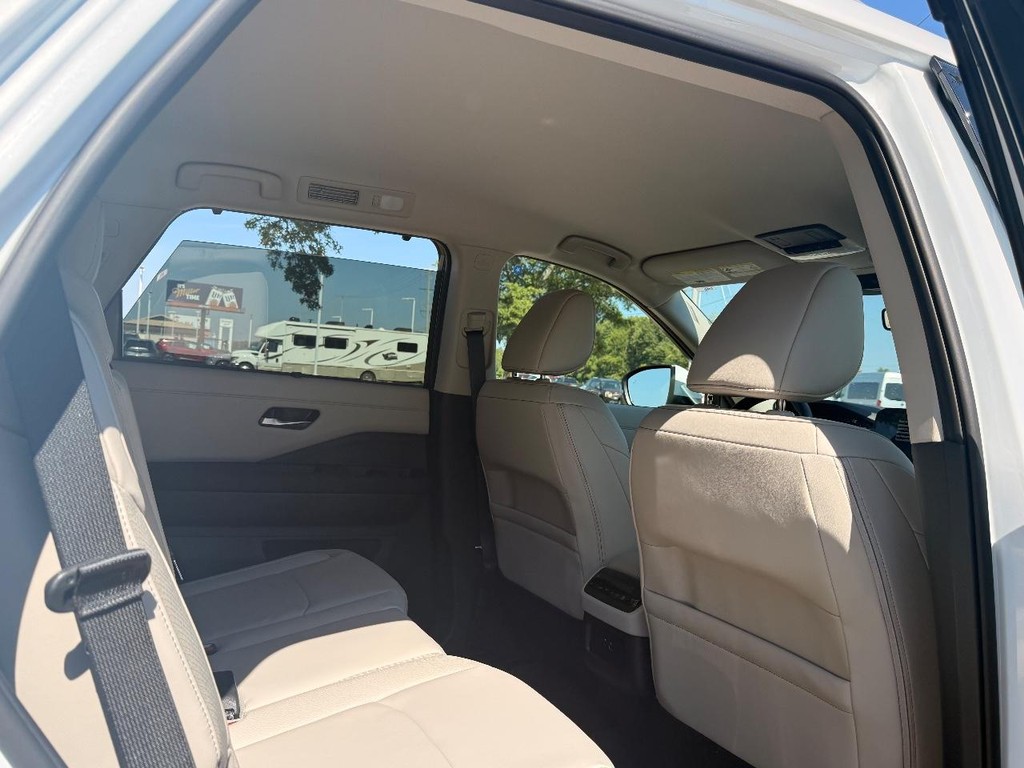 Nissan Pathfinder Vehicle Full-screen Gallery Image 12