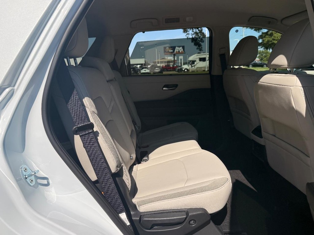 Nissan Pathfinder Vehicle Full-screen Gallery Image 13