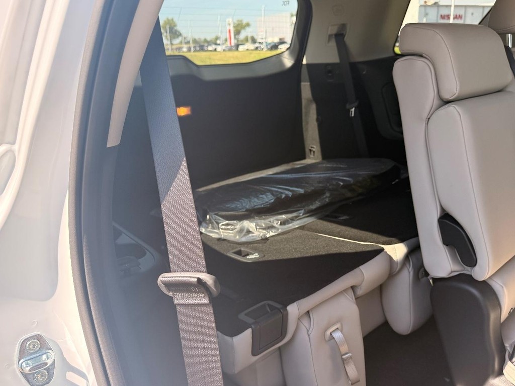 Nissan Pathfinder Vehicle Full-screen Gallery Image 15