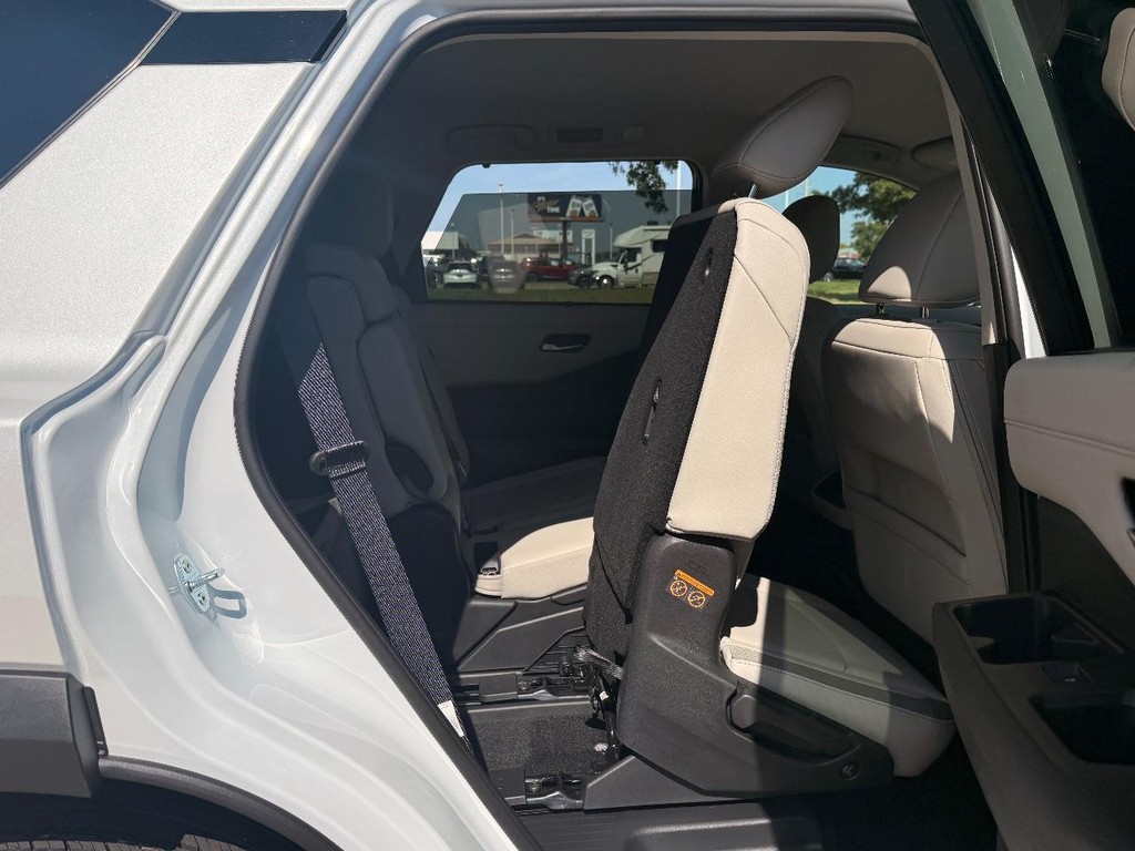 Nissan Pathfinder Vehicle Full-screen Gallery Image 16