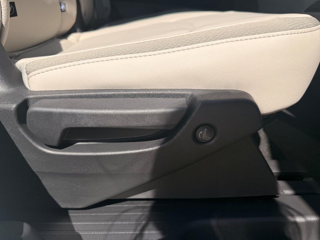 Nissan Pathfinder Vehicle Full-screen Gallery Image 17