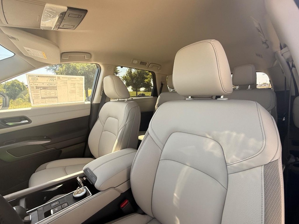 Nissan Pathfinder Vehicle Full-screen Gallery Image 21