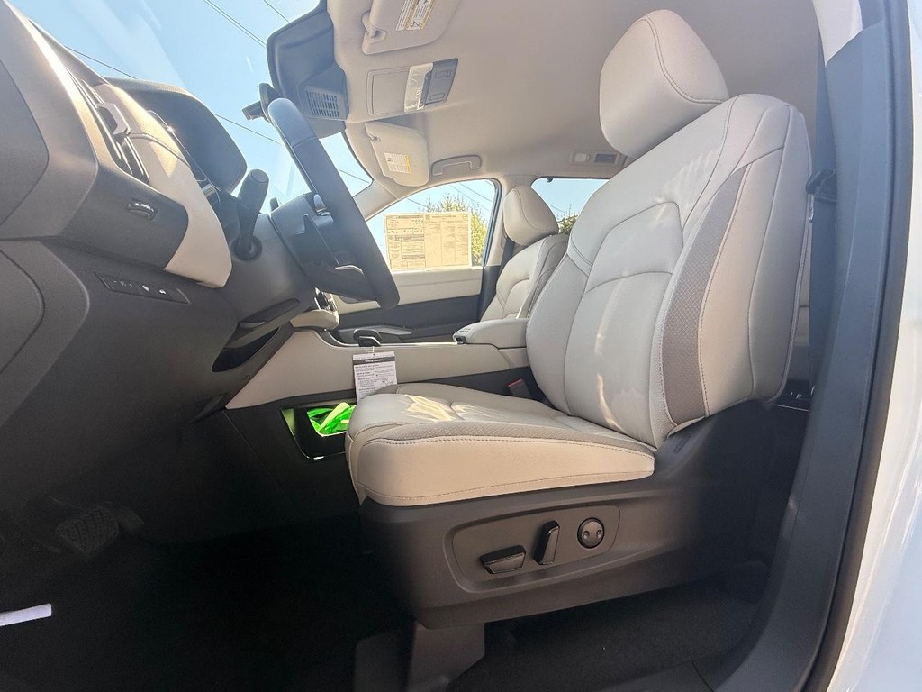 Nissan Pathfinder Vehicle Full-screen Gallery Image 22