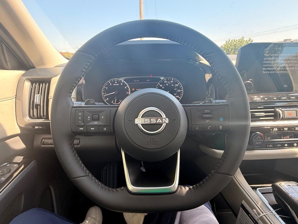 Nissan Pathfinder Vehicle Full-screen Gallery Image 24