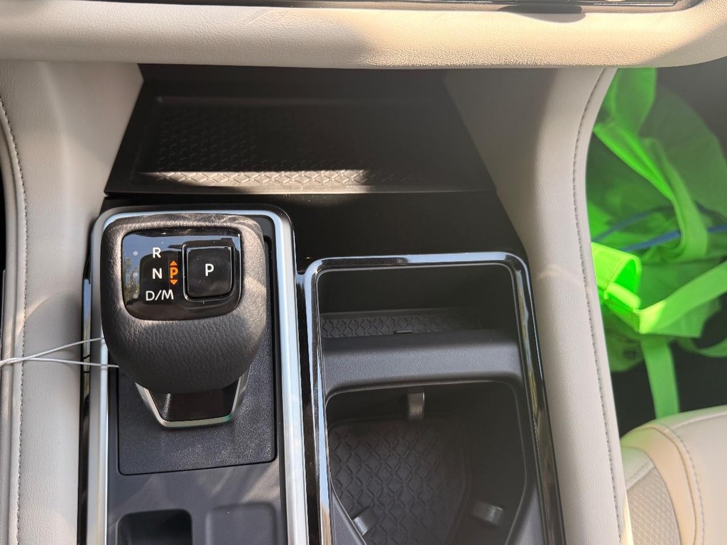 Nissan Pathfinder Vehicle Full-screen Gallery Image 27