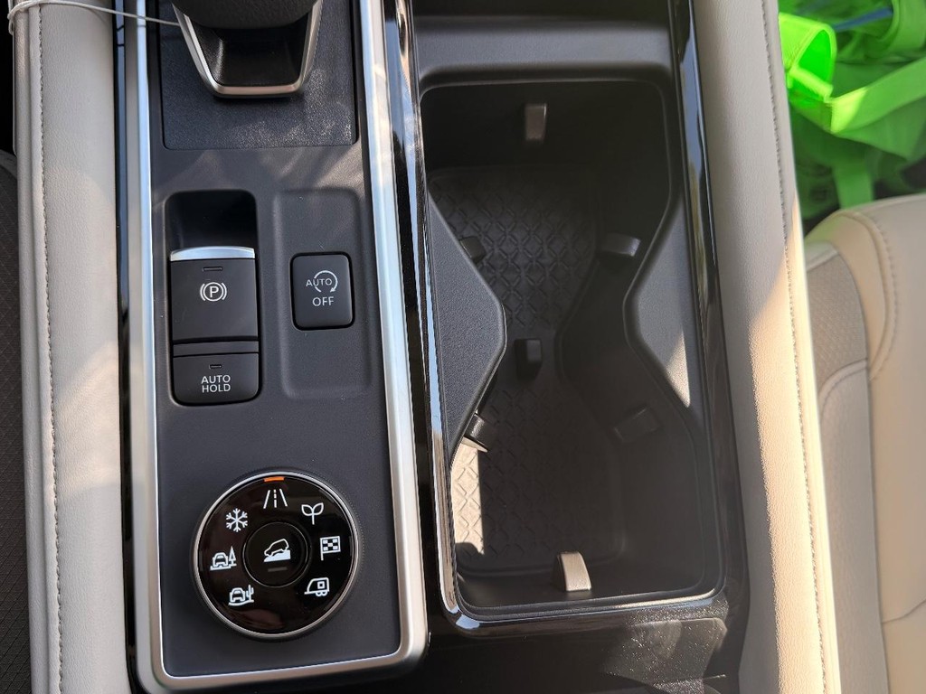 Nissan Pathfinder Vehicle Full-screen Gallery Image 28