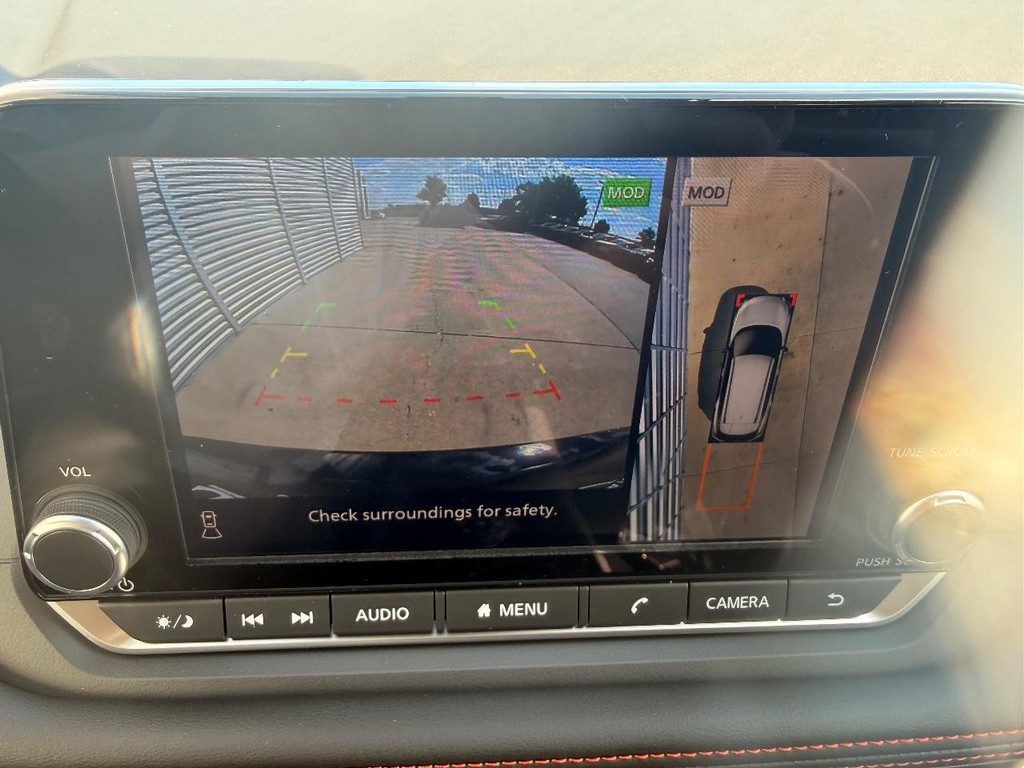 Nissan Rogue Vehicle Full-screen Gallery Image 02