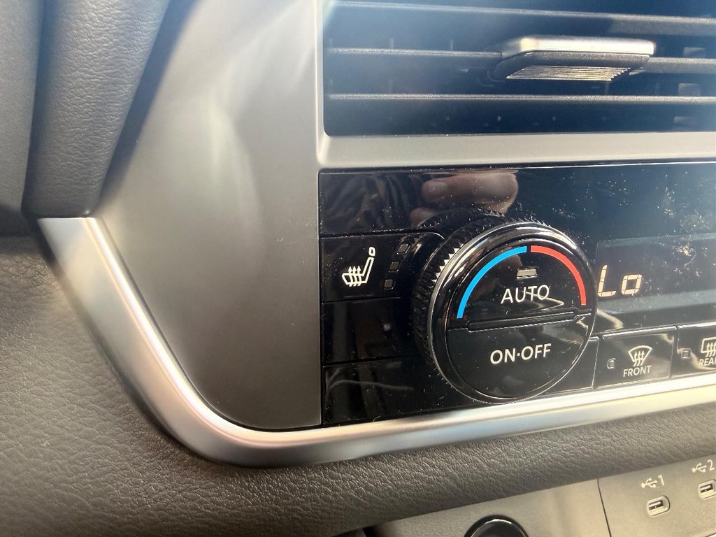 Nissan Rogue Vehicle Full-screen Gallery Image 03