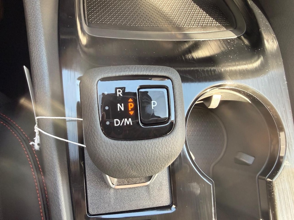 Nissan Rogue Vehicle Full-screen Gallery Image 04