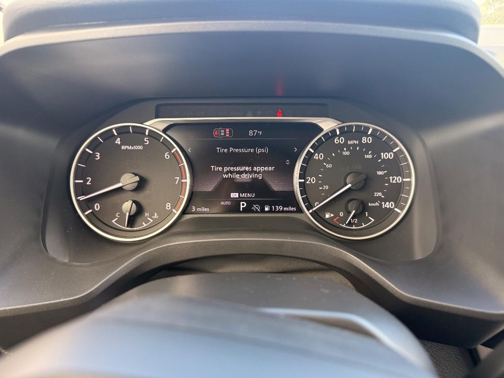 Nissan Rogue Vehicle Full-screen Gallery Image 08