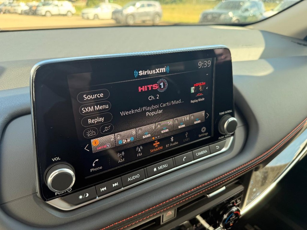 Nissan Rogue Vehicle Full-screen Gallery Image 10