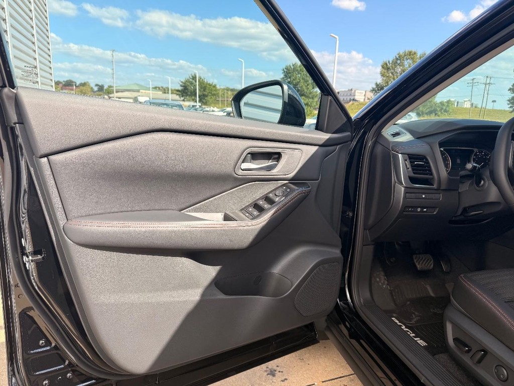 Nissan Rogue Vehicle Full-screen Gallery Image 14