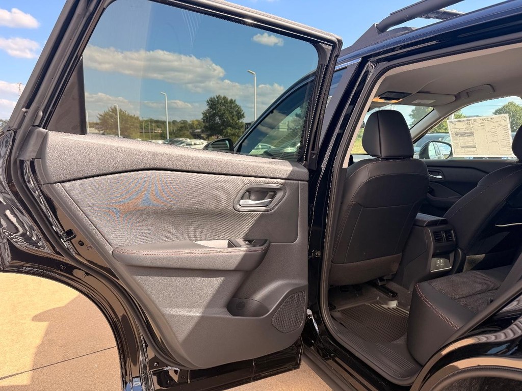 Nissan Rogue Vehicle Full-screen Gallery Image 16