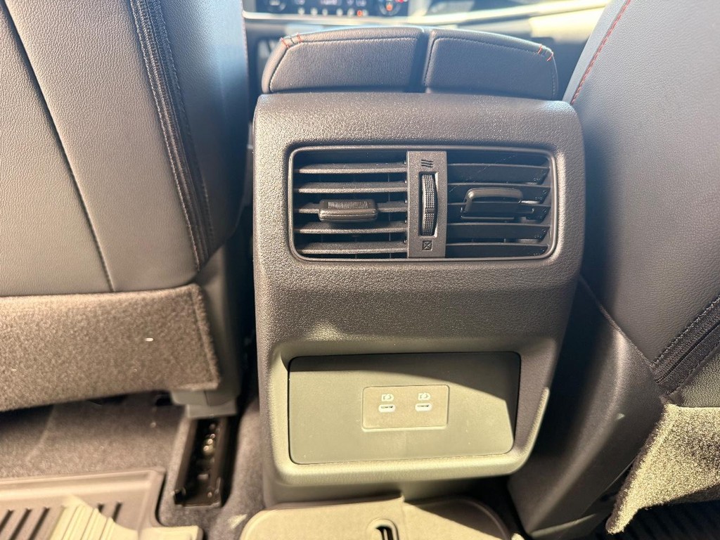 Nissan Rogue Vehicle Full-screen Gallery Image 17