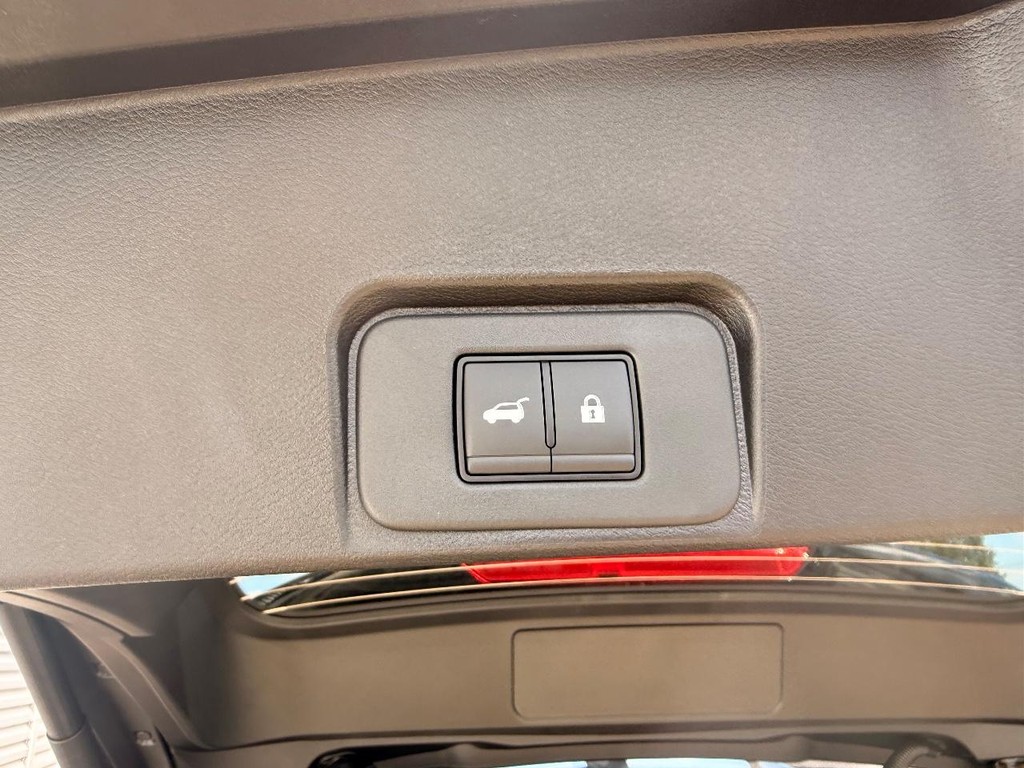 Nissan Rogue Vehicle Full-screen Gallery Image 20