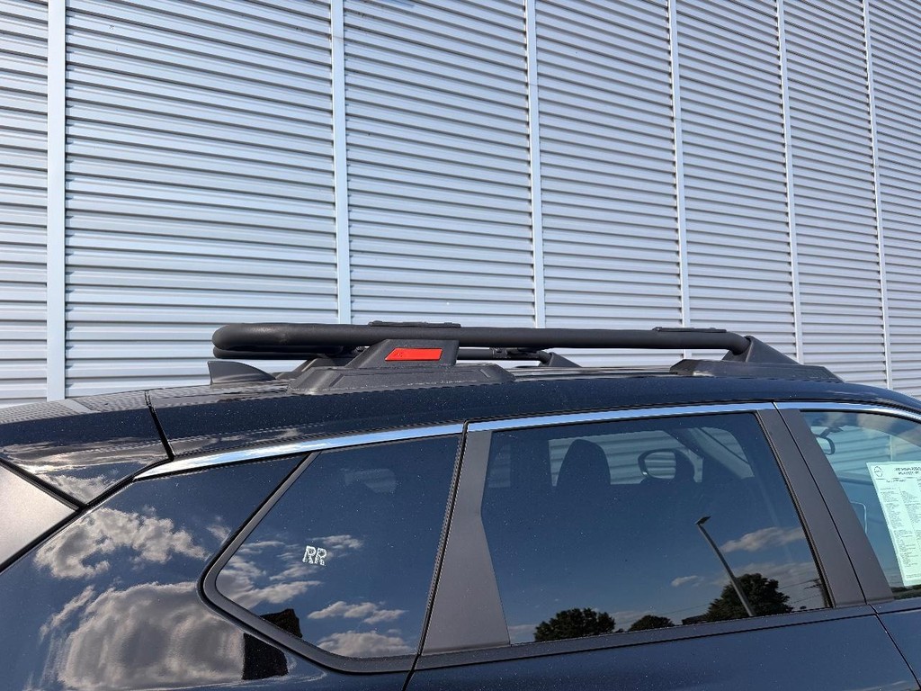 Nissan Rogue Vehicle Full-screen Gallery Image 23