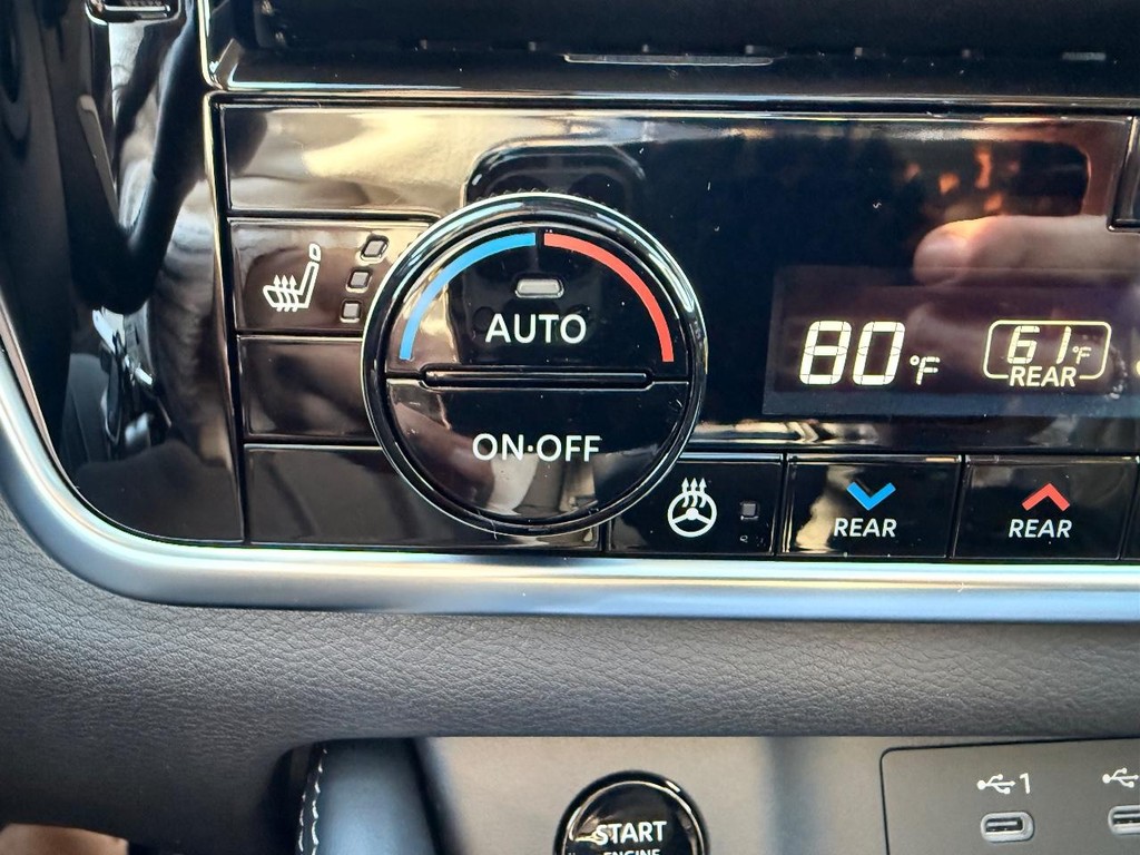 Nissan Rogue Vehicle Full-screen Gallery Image 02