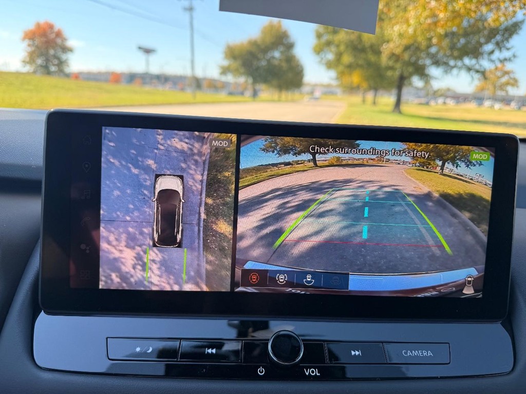 Nissan Rogue Vehicle Full-screen Gallery Image 03