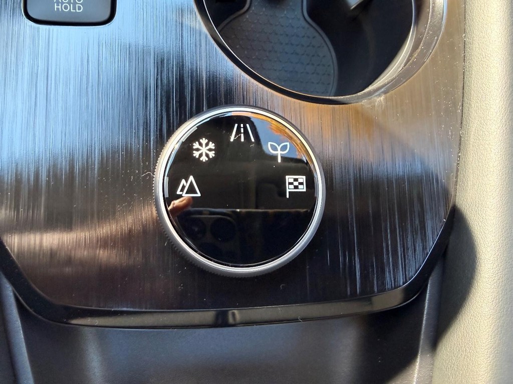 Nissan Rogue Vehicle Full-screen Gallery Image 04