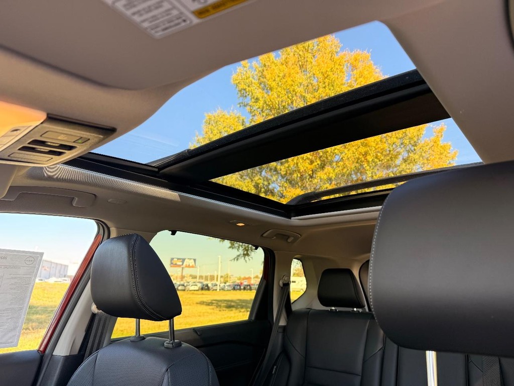 Nissan Rogue Vehicle Full-screen Gallery Image 06