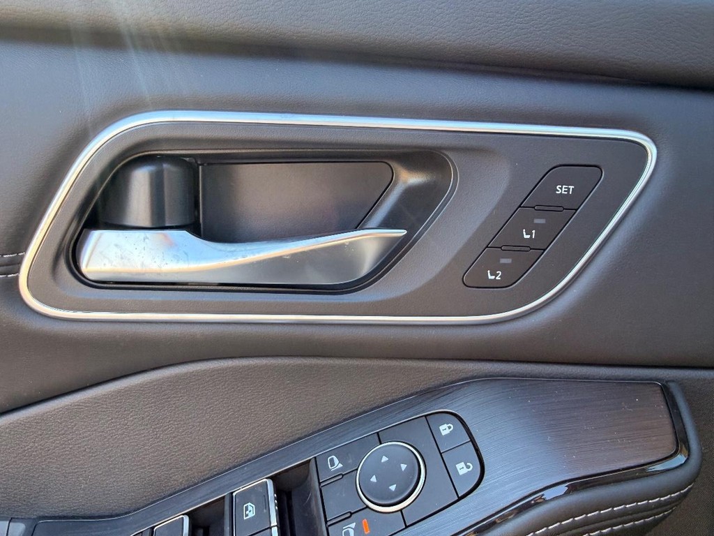 Nissan Rogue Vehicle Full-screen Gallery Image 07