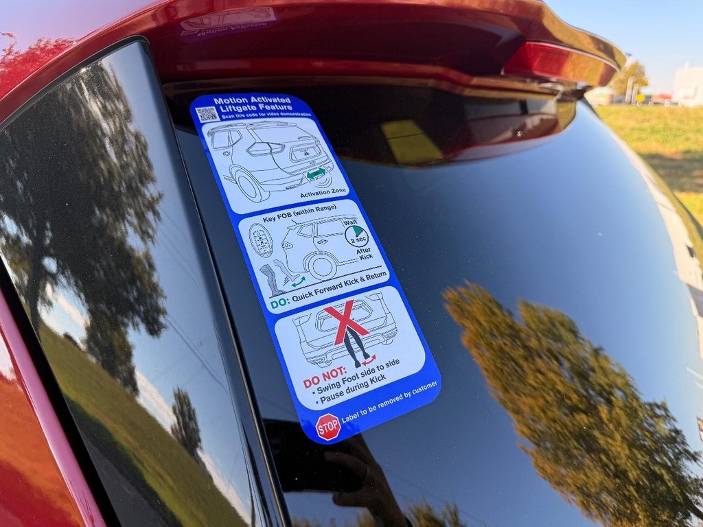 Nissan Rogue Vehicle Full-screen Gallery Image 09