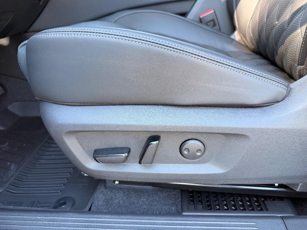 Nissan Rogue Vehicle Full-screen Gallery Image 10