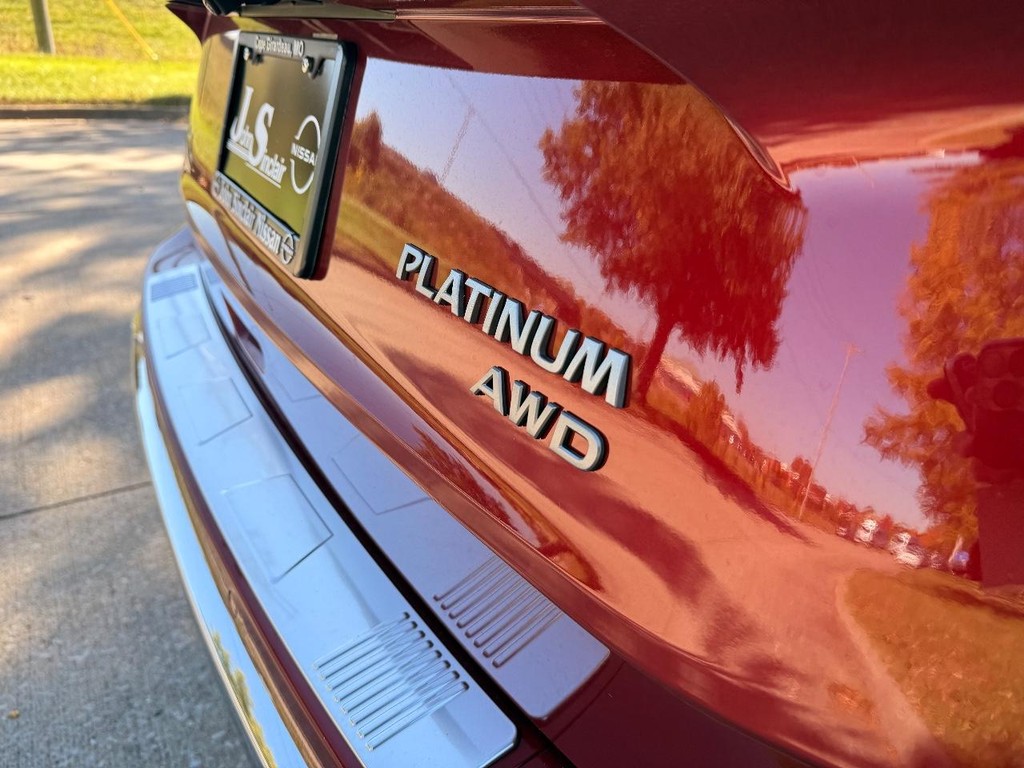 Nissan Rogue Vehicle Full-screen Gallery Image 12