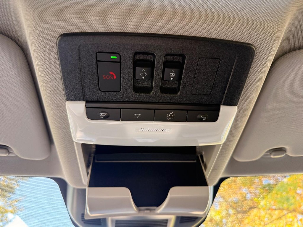 Nissan Rogue Vehicle Full-screen Gallery Image 13