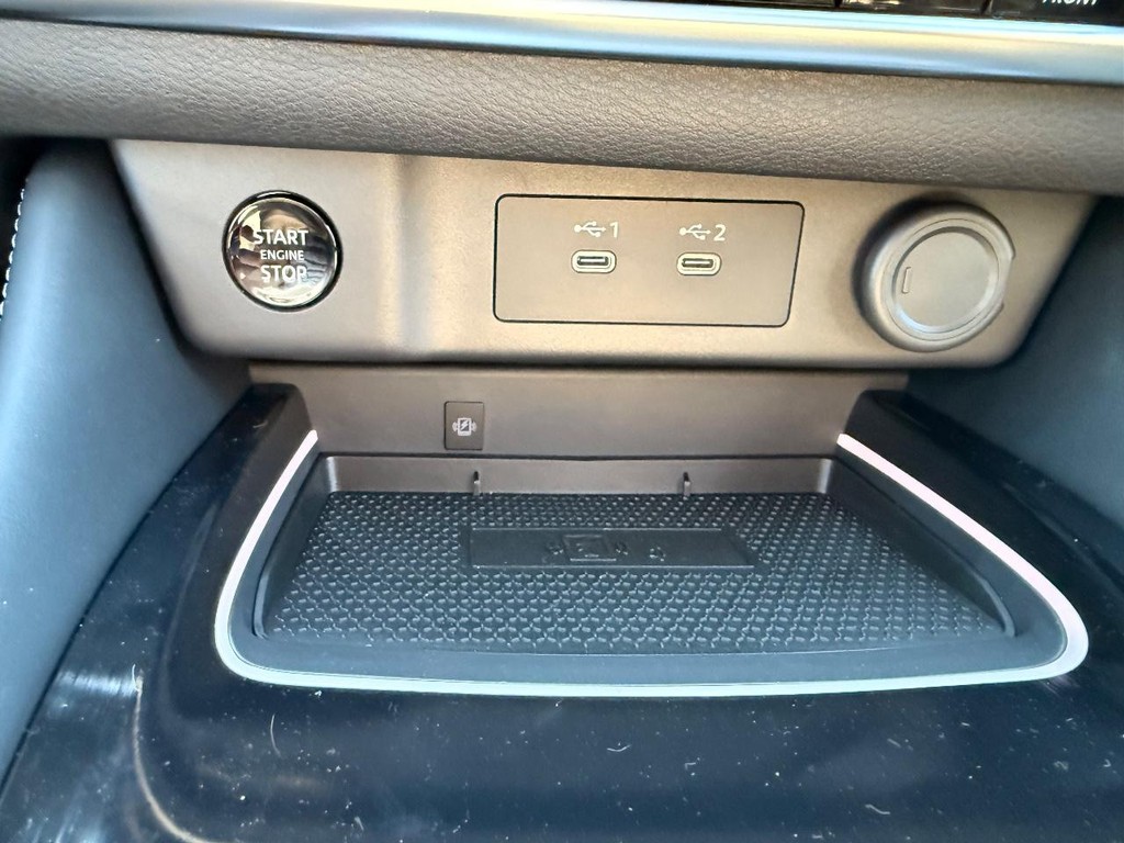 Nissan Rogue Vehicle Full-screen Gallery Image 14