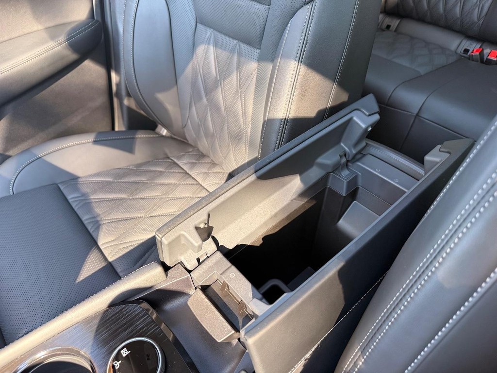 Nissan Rogue Vehicle Full-screen Gallery Image 17