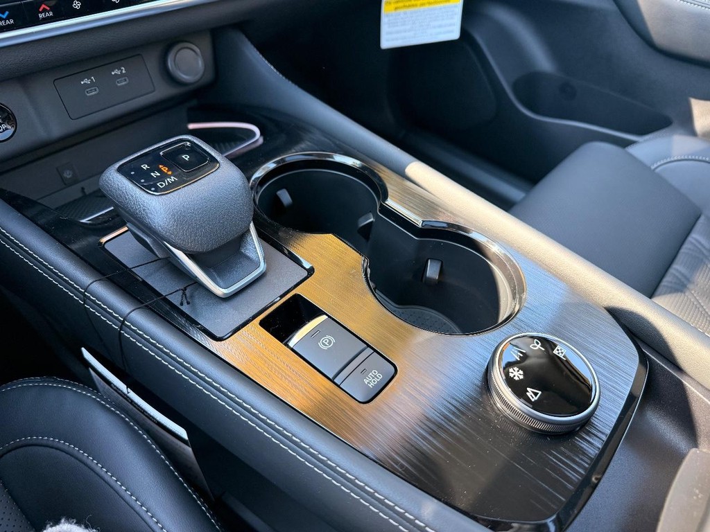 Nissan Rogue Vehicle Full-screen Gallery Image 18