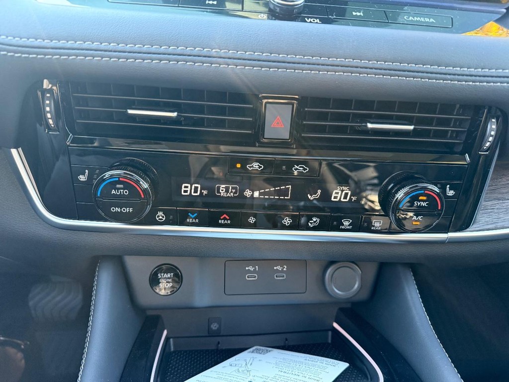 Nissan Rogue Vehicle Full-screen Gallery Image 19