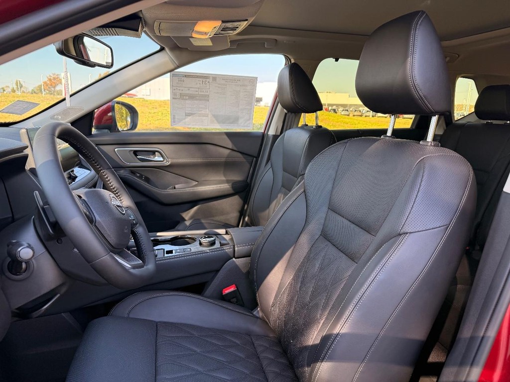 Nissan Rogue Vehicle Full-screen Gallery Image 22